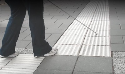 Bild på vit käpp och markeringsstråk på trottoar
